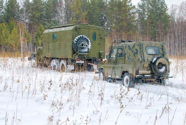 Тащу УаЗик из сугроба.