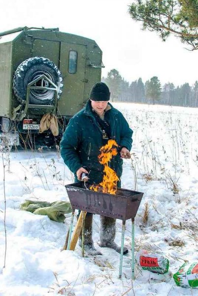 Растапливаю мангальчик.