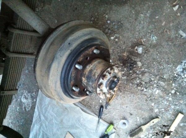 После откручивания болтов, пришло время диска, несколько граммов вэдэшки и он поддается на уговоры кувалды и досочки.