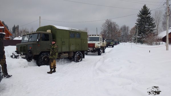 8. Пытаемся пробиться к самой поляне, но нерадивые автолюбители ставят машины где попала, не думая, что могут приехать военные грузовики))))